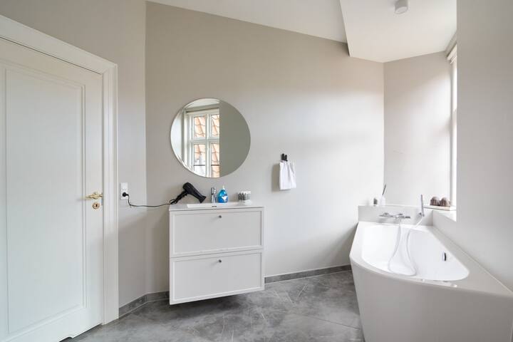 Exclusive 4BR Flat w/Balcony & Bathtub in CPH City gallery image 5