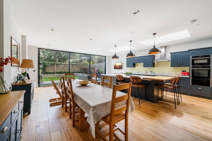 Enjoy 4 floors of modern luxury nr River Thames gallery image 2