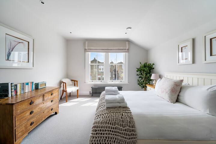 Enjoy 4 floors of modern luxury nr River Thames gallery image 5