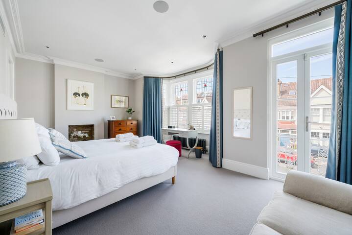 Enjoy 4 floors of modern luxury nr River Thames gallery image 3