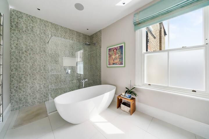 Enjoy 4 floors of modern luxury nr River Thames gallery image 4