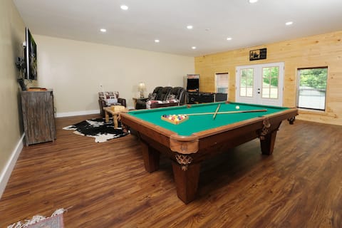 Secluded 3BR with game room, hot tub,pet friendly!