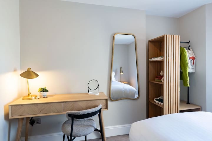 Wellington Place | 3 Bedroom Apartment gallery image 3