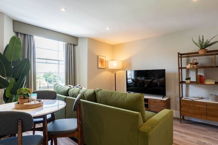 Wellington Place | 3 Bedroom Apartment gallery image 2