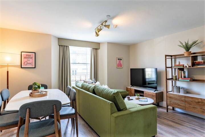 Wellington Place | 3 Bedroom Apartment gallery image 2