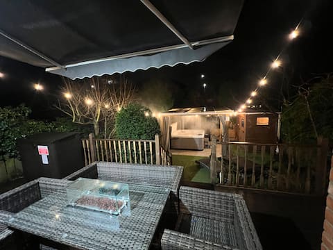 8min>City, Hot Tub House, Fire Pit, Free Parking