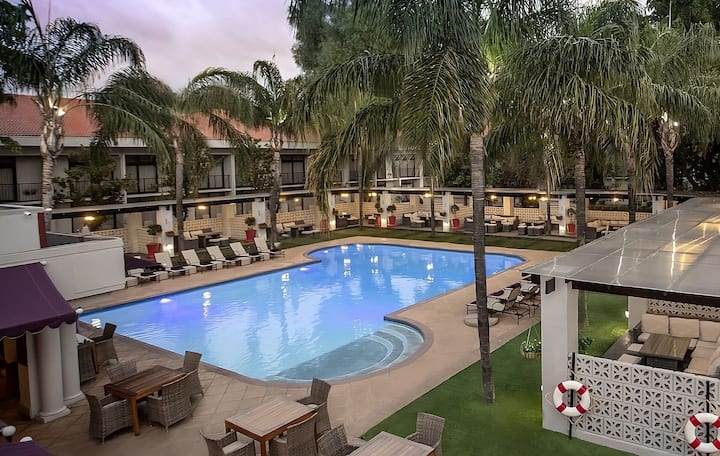 Look No More! 4 Modern Units, Free Shuttle, Pool! - Gaborone