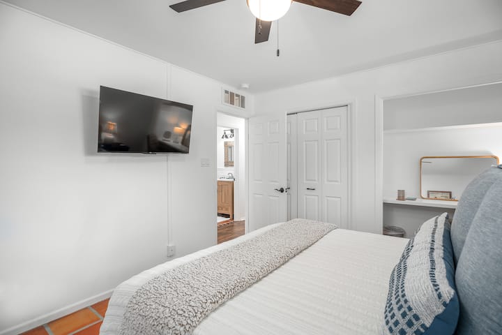 Sanjajte u udobnoj spavaćoj sobi u našoj udobnoj spavaćoj sobi s bračnim krevetom ukrašenim plišanim jastucima i luksuznom posteljinom, uz poseban kutak za šminkanje.