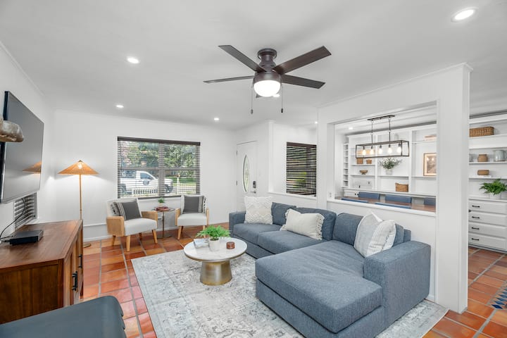 Opustite se i opustite sa stilom u našem dnevnom boravku otvorenog koncepta s udobnim kaučem na razvlačenje, najsuvremenijim TV-om ravnog ekrana i dizajnerskim detaljima.