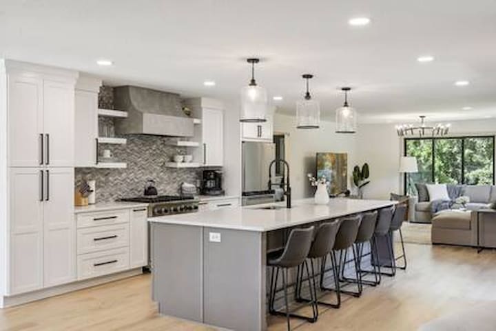 Luxury Hastings Home, Sleeps 18+