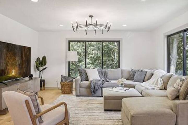 Luxury Hastings Home, Sleeps 18+ gallery image 5