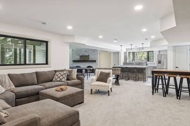 Luxury Hastings Home, Sleeps 18+ gallery image 3
