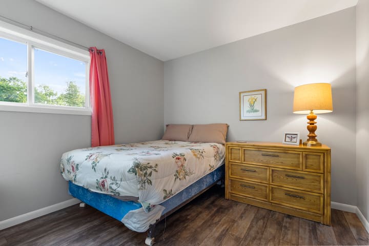 Raspakirajte se i ostanite neko vrijeme! U ovoj prostoriji ima dovoljno prostora za odlaganje s bračnim krevetom