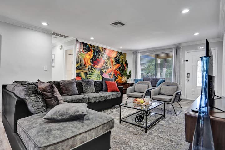 Disfruta de la combinación perfecta de comodidad y estética en nuestra amplia sala de estar, con un gran televisor que prepara el escenario para noches memorables.