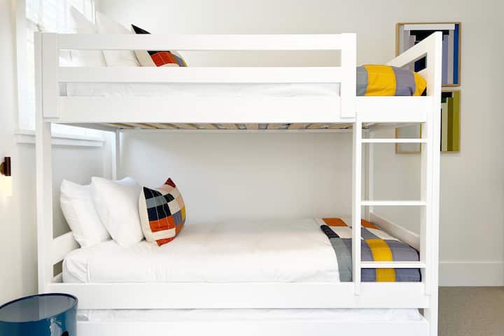 Двуетажна стая 1 включва единично легло, а за допълнителни гости на долното легло има единично легло.