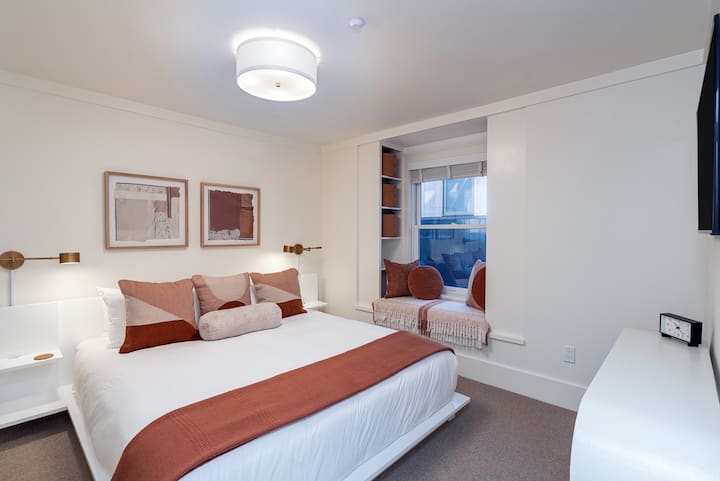 Стая за гости 1, разположена вдясно от площадката на втория етаж, разполага с топъл, уютен декор с елегантни, модерни мебели, двойно легло king size в Калифорния и кът за сядане с еркер.