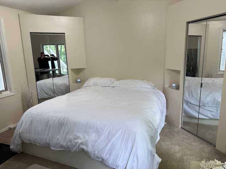 Bračni krevet – soba u kući na stablu – gornji kat