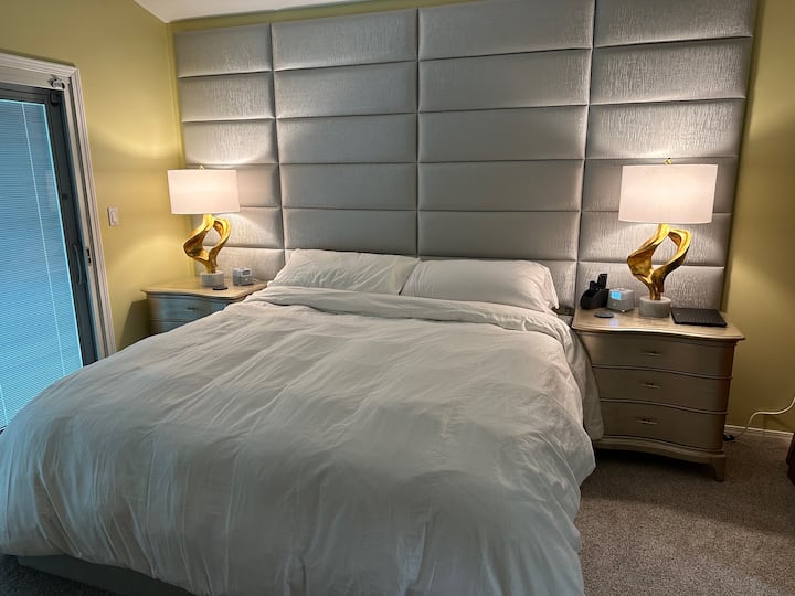 Glavna spavaća soba - bračni krevet (širine 180 -