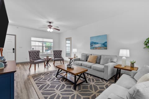 Springhurst Serenity: Fresh 4BR Getaway