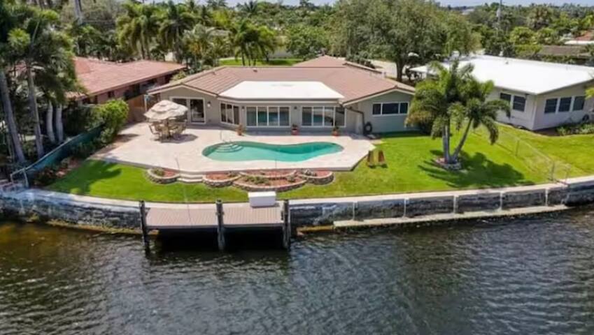 Heated Pool+Hot tub! Waterfront-Pool table+Kayaks! gallery image 3