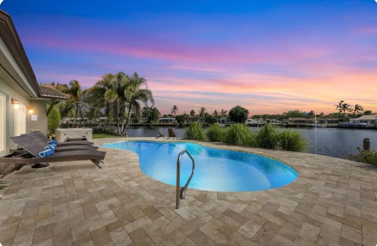 Heated Pool+Hot tub! Waterfront-Pool table+Kayaks!
