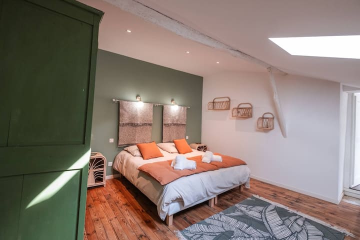 Საძინებელი 3: 180 სმ ან 2 × 90 სმ საწოლი - საწოლი მზადდება ჩამოსვლისას - დიდი გარდერობი საკიდებით.