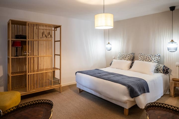 Საძინებელი 1: 160 სმ საწოლი - 1 საწოლი - საწოლი, რომელიც შედგება ჩამოსვლისას - ხარისხიანი ბამბის თეთრეული - გარდერობი საკიდებით.