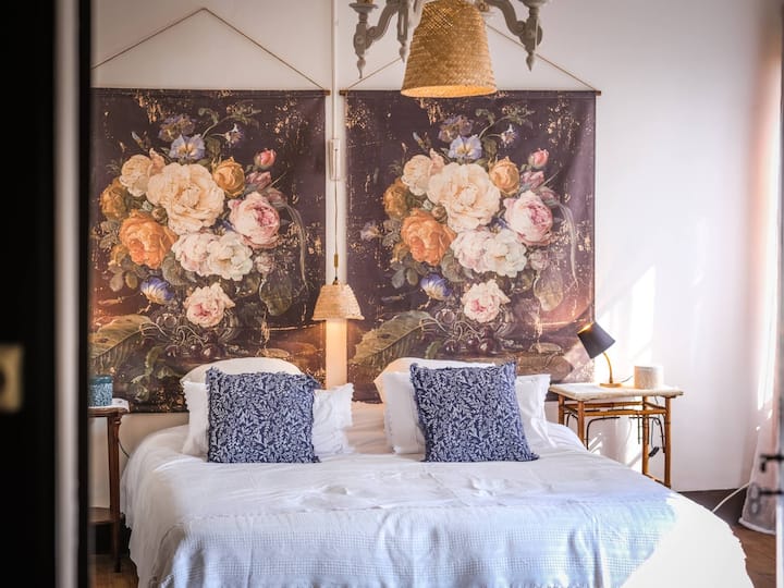 Საძინებელი 5 : 180 სმ ან 2 × 90 სმ საწოლები - საწოლი მზადდება ჩამოსვლისას - საგარდერობო + უჯრის გულმკერდი საკიდებით - სავარძელი.