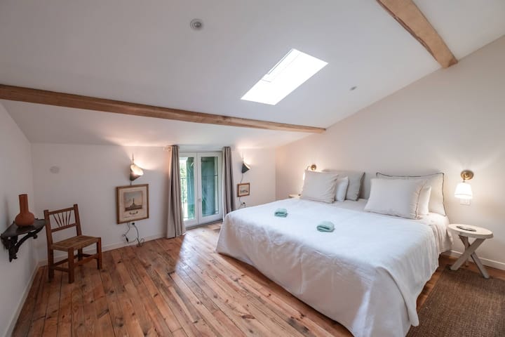 Საძინებელი 2: 180 სმ ან 2 × 90 სმ საწოლი + 1 × 80x190 სმ საწოლი - საწოლი, რომელიც შედგება ჩამოსვლისას - ტანსაცმლის საკიდები - სავარძელი.