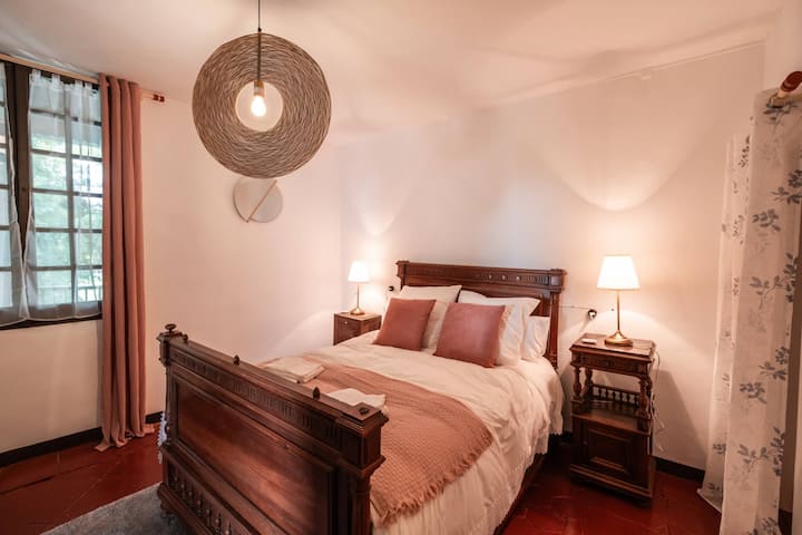 Საძინებელი 6: 140 სმ საწოლი - საგარდერობო ოთახი საკიდებითა და უჯრის გულმკერდით - საწოლი შედგება ჩამოსვლისას.