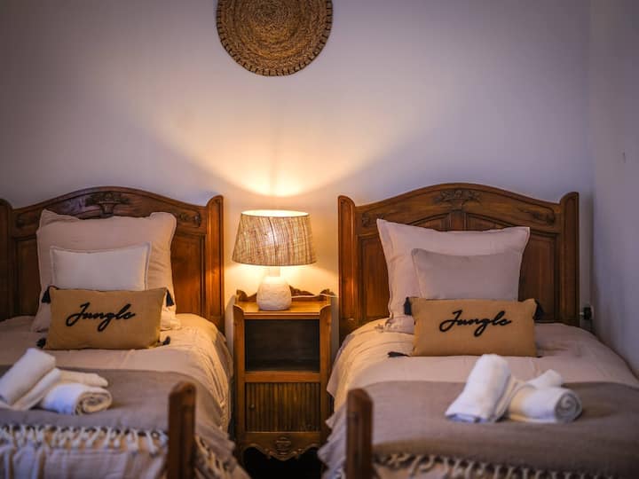 Საძინებელი 7: 2 ერთადგილიანი საწოლი 80x190 - საწოლი, რომელიც შედგება ჩამოსვლისას - საგარდერობო ოთახი საკიდებით.