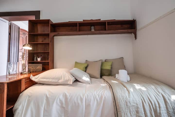 Საძინებელი 4 : ერთადგილიანი საწოლი 80x190 - საწოლი, რომელიც შედგება ჩამოსვლისას - სამუშაო მაგიდის სივრცე - სათავსო კარადა საკიდებით.