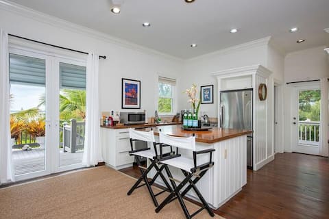 Oceanfront Cottage Near Restaurant, Stores