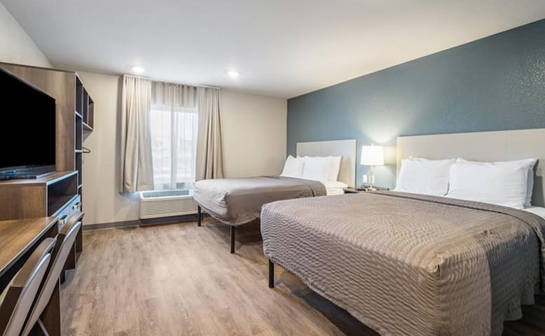 Bellflower Getaway! 4 Spacious Units, Kitchen!