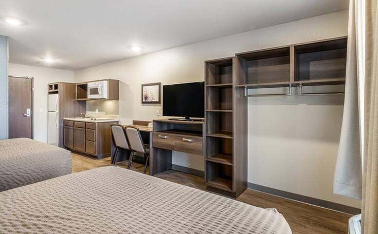 Bellflower Getaway! 4 Spacious Units, Kitchen! gallery image 3