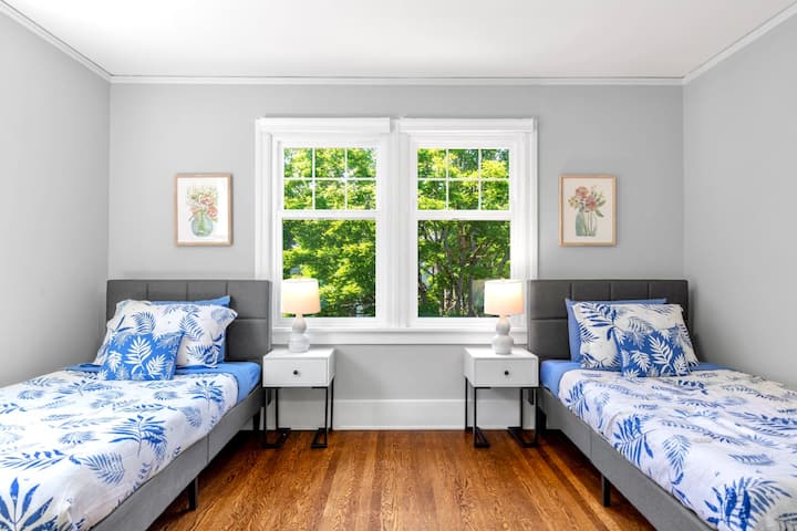 إليك غرفة النوم الثالثة التي تحتوي على سريرين مزدوجين في الطابق الثاني