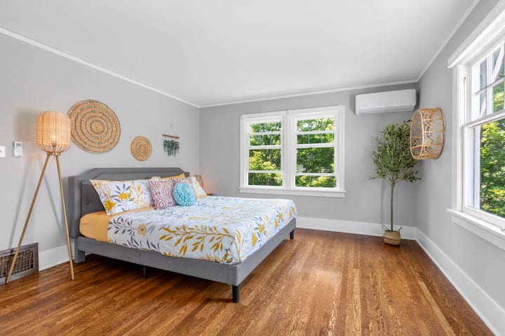 إليك غرفة النوم الأولى بسرير بمقاس بمقاس وسرير أطفال