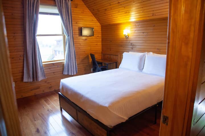 楼上的1号标准双人床卧室：在湖景中醒来，享受专用的办公桌空间，远程办公或写日记。