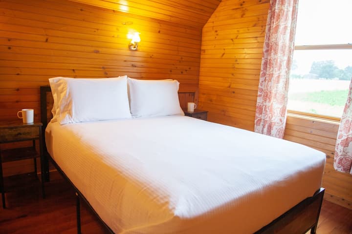 楼上标准双人床卧室2 –干净舒适，小屋装饰精美。