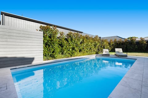 Seaside on Swan & Laneway Retreat—A Family Haven