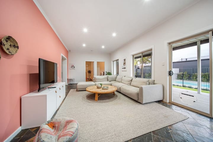 Seaside On Swan & Laneway Retreat—a Family Haven - Adelaide
