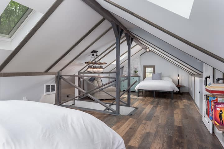 V podkroví sú 2 manželské postele.