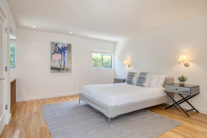 Chumba cha kulala cha msingi kina kitanda aina ya king.