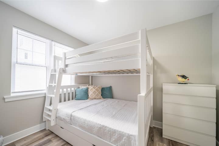 Les enfants (et les enfants dans l'âme) vont adorer cet espace de sommeil ludique et flexible.