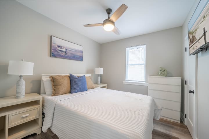 Endormez-vous dans un lit confortable, parfait après une longue journée au bord de l'eau.