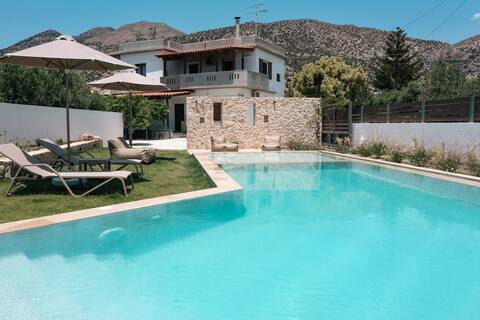 Vigla villa,near beach,tavern,pool, South Crete