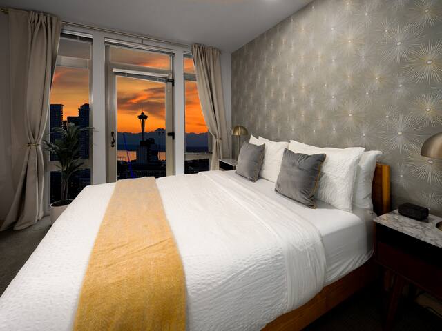 Luxe Penthouse+Stunning Space Needle & City Views gallery image 3