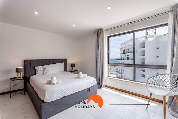 เตียงคู่ข้างเตียงตู้เสื้อผ้าบิวท์อิน