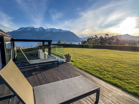 The Long House Lake Views and spa pool