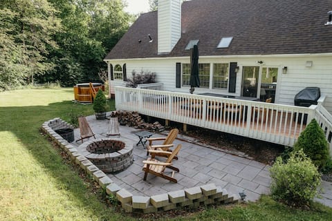 Clancy House - Cedar Hot Tub, Sleeps 10